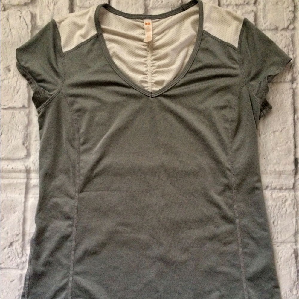 Lucy Women’s Short Sleeve V-Neck Yoga Size M